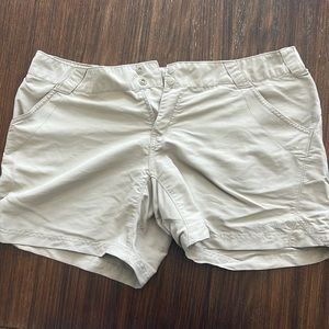Columbia Omni Shade Kacki Shorts